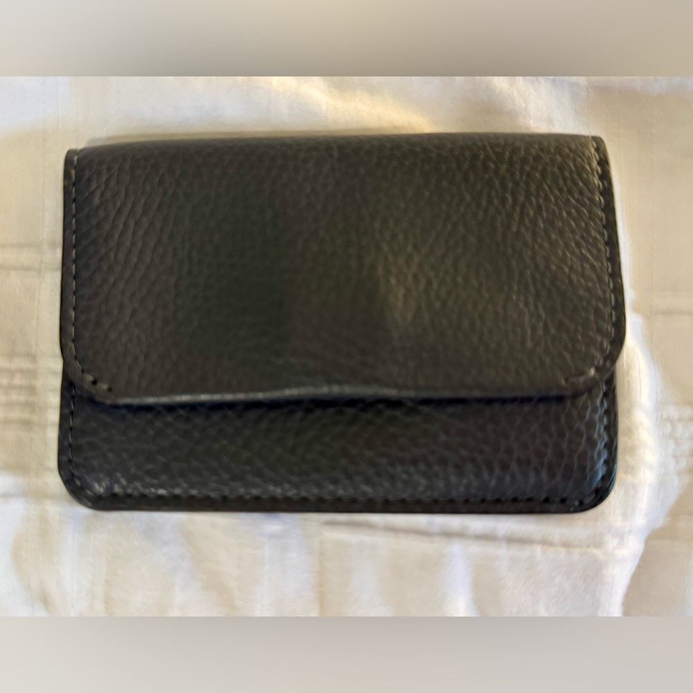 Cuyana Minimalist Compact Card Case